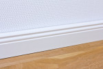 Sockelleiste 18 x 70 x 2400 mm Massivholz weiß lackiert Altdeutsch 70 Clip-Nut Milieu