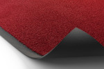 Detailbild mit Ansicht von Ober- und Untermaterial von Fußmatte ColourLine 134 rot - Entrada